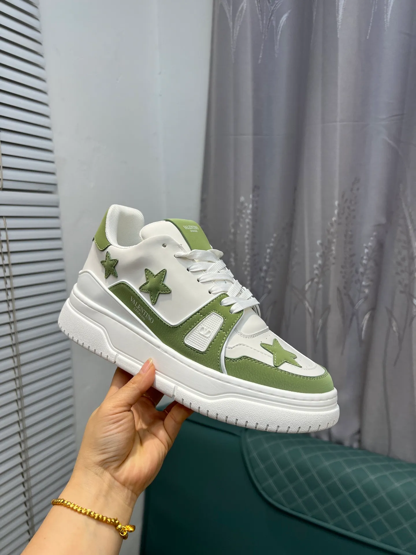 Men's Men's Shoes 💰660 Valentino 2023 early autumn new star shoes are now online! Wang Hedi and Ren Jialun have been worn by many celebrities. Who can refuse the same couple shoes as Wang Hedi! The design of Stars Stab My Heart is cool and spicy. The material of the shoes is cowhide, and every color is beautiful! Size 35-40, men’s size 39-44 (women’s 41, men’s 38, 45🉑️customized)